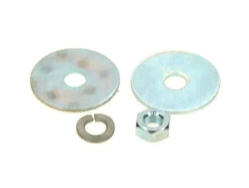 BOSCH Befestigungs-Set mit zwei runden Unterlegscheiben, einer kleinen Unterlegscheibe und einer Sechskantmutter. Alle Teile sind aus metallischem Material und haben Öffnungen in der Mitte.